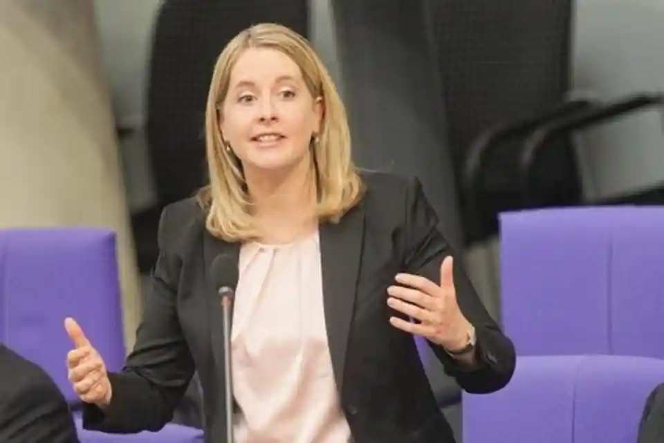 Bundesbauministerin Verena Hubertz (SPD) bezeichnet die Zahl der neuen Wohnungen in Deutschland als „zu wenig“. Helfen soll unter anderem ein „Baugesetz-Upgrade“. (Bild: © Michael Kappeler/dpa)
